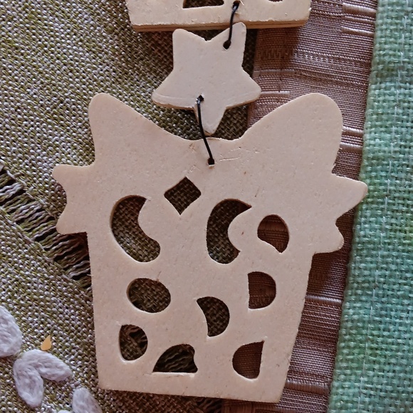 2 adorable 🧁 Birthday Wooden Crafts Add name and paint. Wire and bows. - Picture 4 of 8